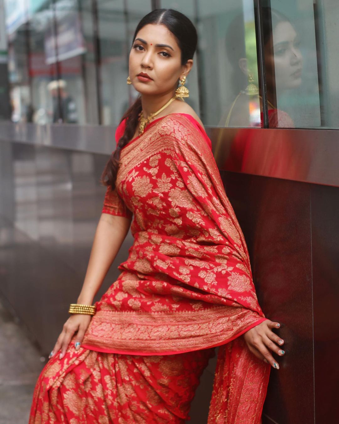 Flattering  Zari Weaving Red Color Silk Saree