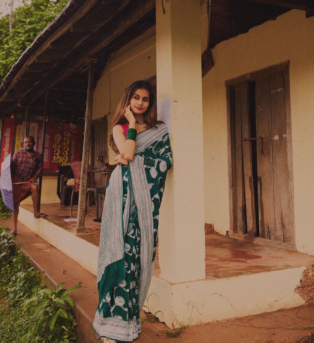 Admiring Zari Weaving Green Color Silk Saree