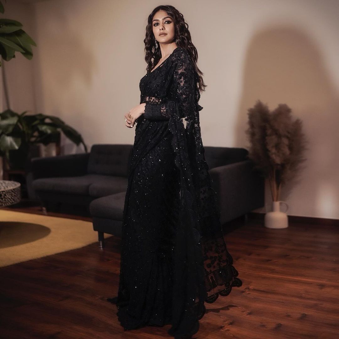 Mrunal Thakur Soft Net Black Color Saree