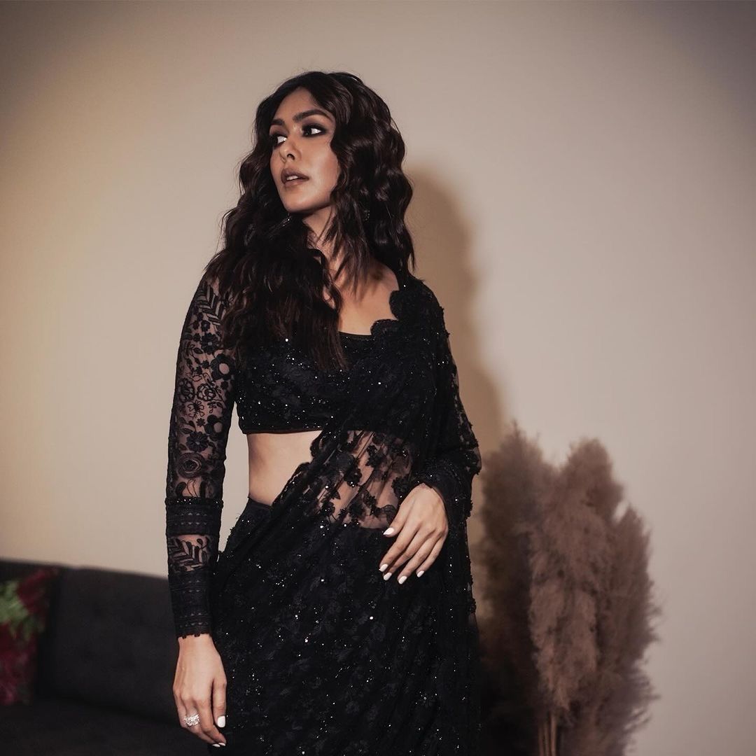 Mrunal Thakur Soft Net Black Color Saree