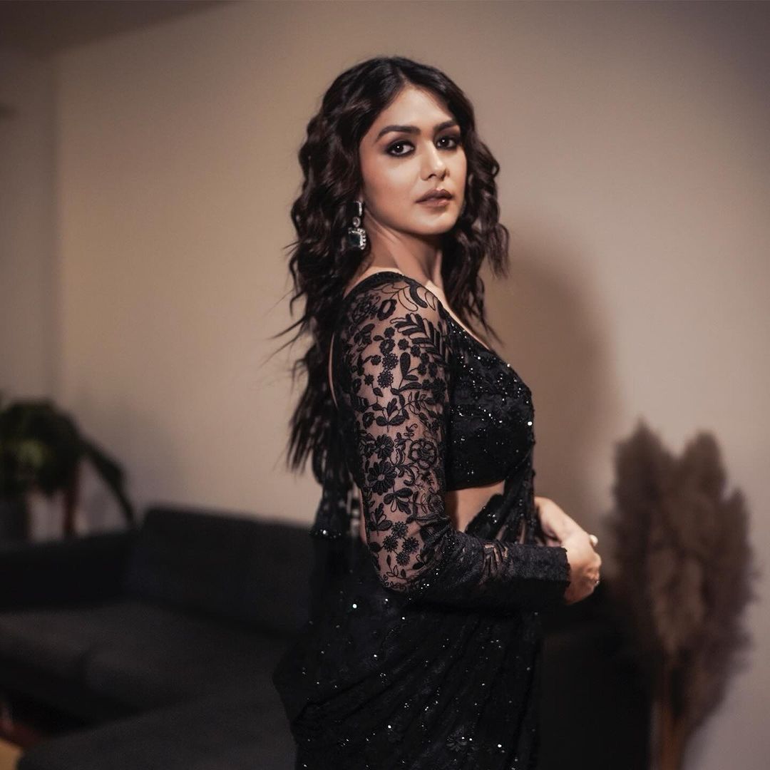 Mrunal Thakur Soft Net Black Color Saree