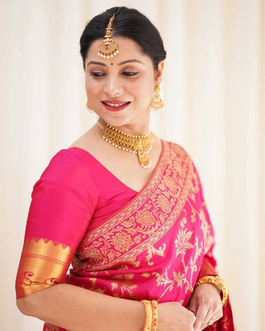 Luxuriant Jaquard Pink Color Silk Saree