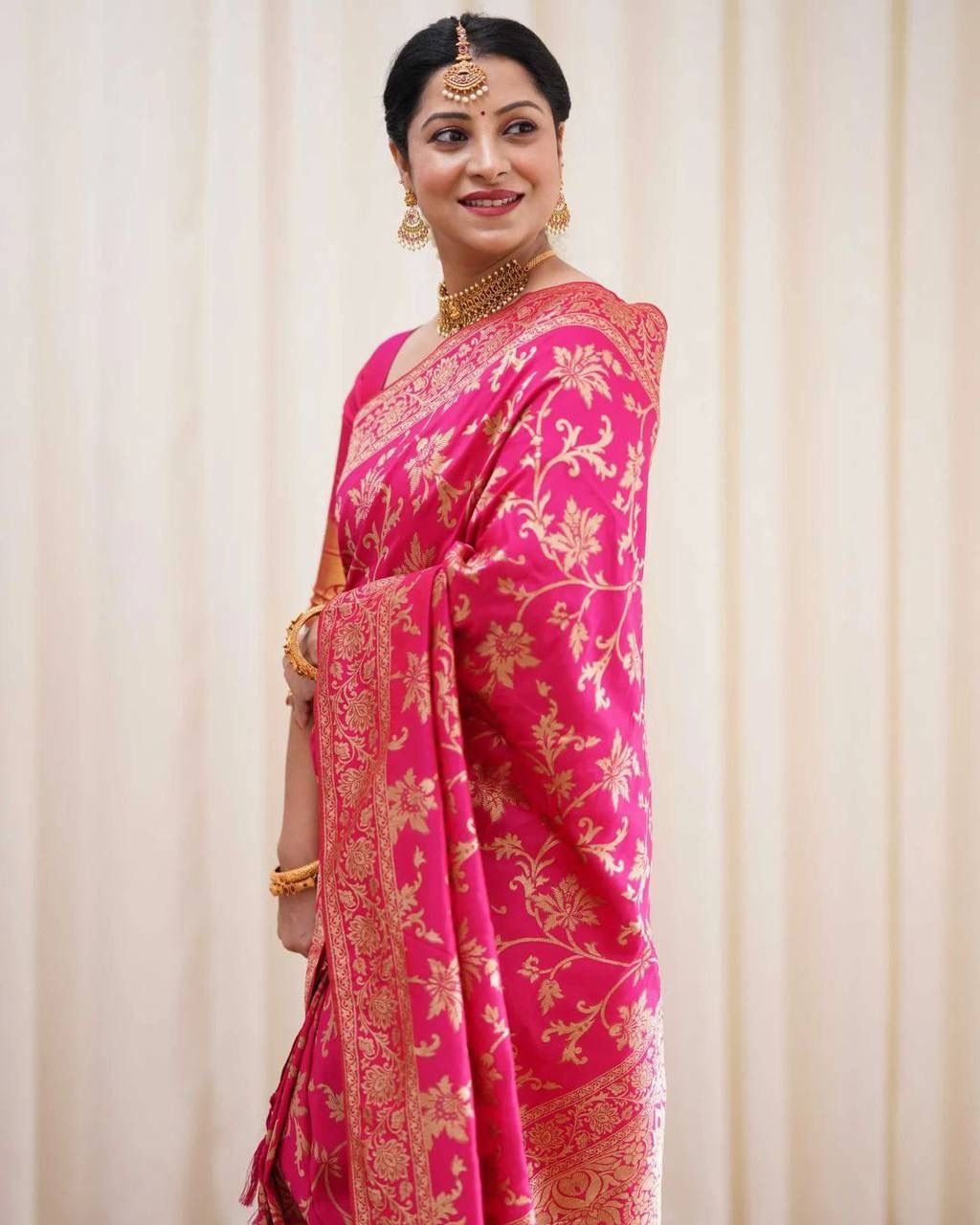 Luxuriant Jaquard Pink Color Silk Saree